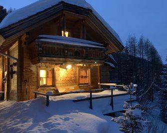 Quaint Hut In Snow-Sure 1750m With Pool & Sauna, Right In The Ski & Hiking Area! - Turracherhöhe - Bâtiment