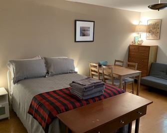 Cozy studio in Davis for you and your pet - Davis - Bedroom