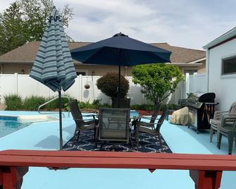 Comfortable Homey Private Entrance Suite with King Bed and Coffee/Work area. - 貝洛伊特(威斯康星州)