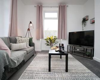 Kingsway House - Spacious 4bed In Newport - Wifi - Newport - Living room