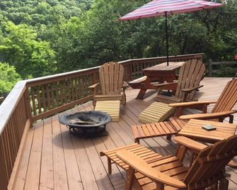 Beautiful Lakefront Home, Great for a Peaceful Getaway - Whitehall - Balcón