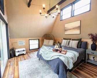 Fountainside A Frame Treehouse Romantic Nature Farm Getaway - Newport - Camera da letto