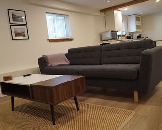 Private Suite Steps to Main St. - Vancouver - Sala de estar