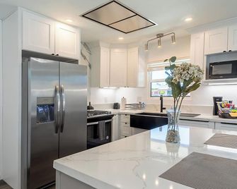 Peaceful Escape: near LAX / Long Beach/ Sofi /Forum/ wlk 2 Dignity Sport Park - Carson - Kitchen