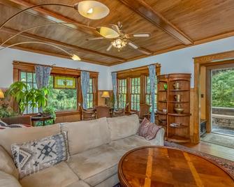 Rose & Thorne - Gardiner - Living room