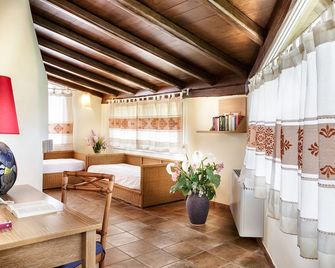 كروكوريس ريزورت أدالتس أنل - فيلاسيميوس - غرفة معيشة