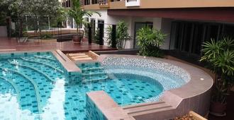 August Suites - Trung tâm Pattaya - Bể bơi