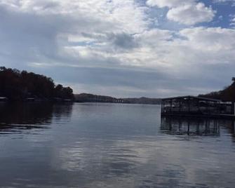 Beautiful Lake Front View! Wonderful Secluded Lake House close to all the fun! - Eldon - Outdoors view