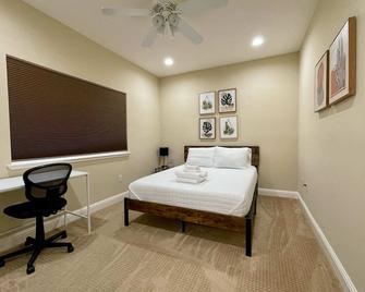 Stylish Apt W/ Amenities| 24/7 Staff|Fully Stocked - Santa Clara - Bedroom