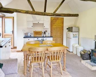 The Parlour - a barn conversion that sleeps 4 guests in 1 bedroom - Petersfield - Kitchen