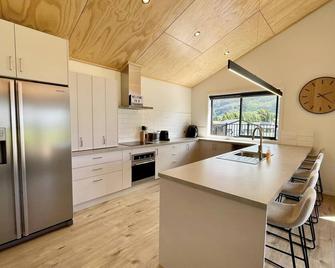 Family Friendly Bach - Kingston - Kitchen