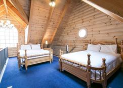 Luxury Cabin with Kitchen, Fireplace, Living Room. Sleeps up to 8 - Millersburg - Habitación