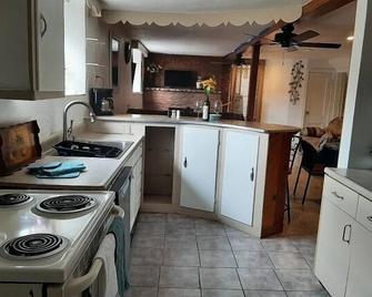 Welcome To Vigilante Inn - Tombstone - Kitchen
