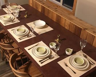 10 Minutes From Waterton Park Boundary Lakeside Gallery & Guest House - Mountain View - Dining room