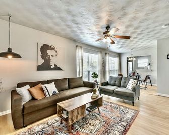 Global Cup The Swank - Close to Downtown - Dallas - Living room