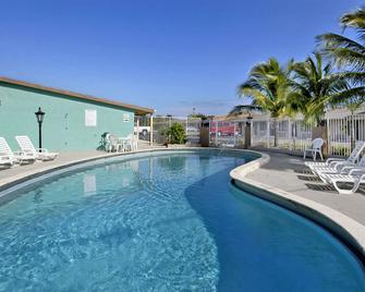 Super 8 by Wyndham Lantana West Palm Beach - Lantana - Pool
