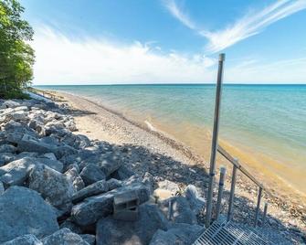 Huron Helm · Lakefronthottubarcadebarrel Kayakspaddleboards - Cheboygan - Spiaggia