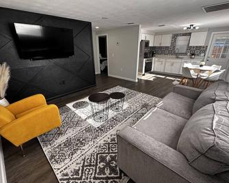 Cozy Retreat Near Downtown Zephyrhills - Zephyrhills - Obývací pokoj
