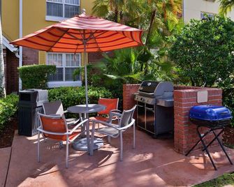 Candlewood Suites Miami Lakes By IHG - Miami Lakes - Patio