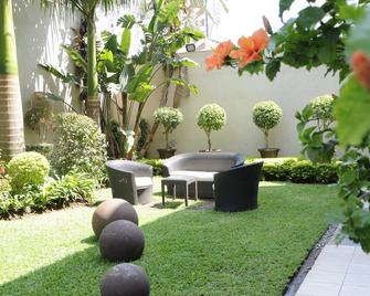 Afrin Prestige Hotel - Maputo - Binnenhof