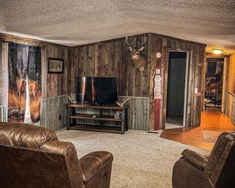 3-bedroom cabin located in Steuben County home of 101 lakes! - Angola - Sala de estar