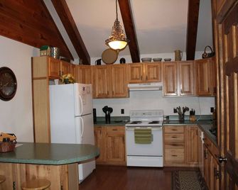 Beautiful Log Cabin 4 Horse Stalls and 2 Corrals, Big South Fork National Park. - Jamestown - Kitchen