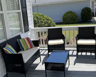 Cozy 2-bedroom cottage near Triple S Marina - Atlantic Beach - Balcony