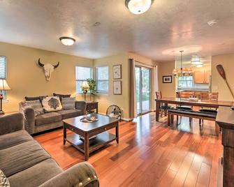 Near Skiing and Hiking Inviting Retreat in Victor! - Victor - Sala de estar