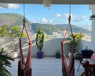 Private Spacious Room in house, with access to rooftop with panoramic views - Niterói