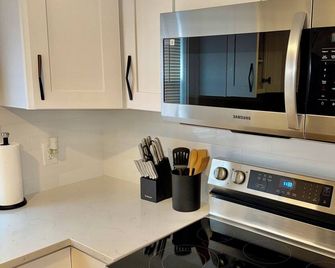 Cozy 2-bedroom cottage in peaceful Danbury with AC - Данбері - Кухня
