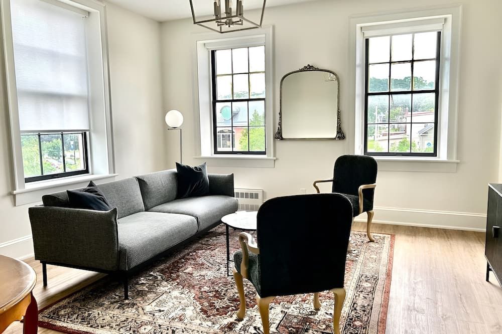 Modern suite (2 Queens) on the River - Port Hope - Wohnzimmer