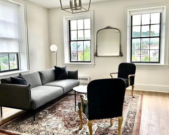 Modern suite (2 Queens) on the River - Port Hope - Вітальня