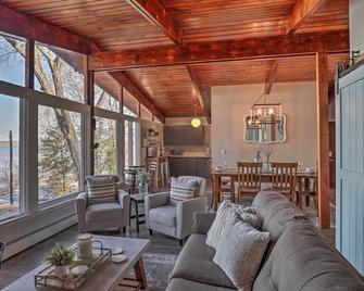 Seneca Falls Cottage on Cayuga Lake Wine Trail! - Seneca Falls - Living room