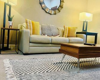 Downtown La Quinta Charmer- Walk to Dining Shops - La Quinta - Huiskamer