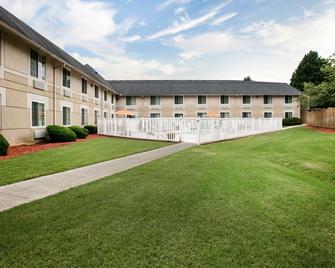 Baymont by Wyndham Braselton - Braselton - Building