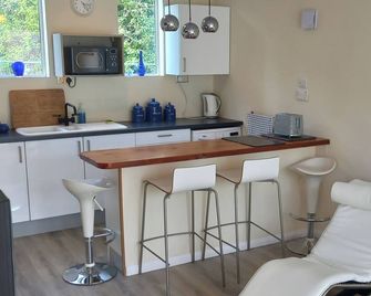 Bali Hi Cliff Cottage-Sleeps 2-Hot Tub-5minbeach - Sheerness - Kitchen
