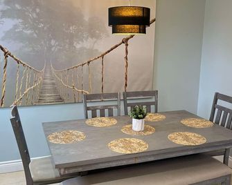 Close to Beach Sauna & Movie Room/Sherkston - Порт-Колборн - Їдальня
