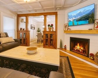 Charming 4-bedroom farmhouse in heart of the White Mountains - Bethlehem - Wohnzimmer
