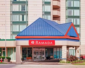 Ramada by Wyndham Niagara Falls/Fallsview - Niagara Falls - Gebouw