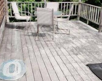 Northeast Kingdom Log Cabin - Danville - Balcón