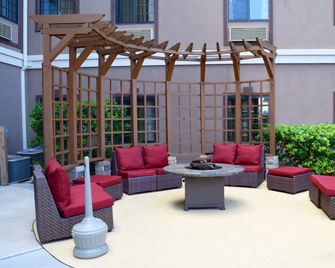 Staybridge Suites Houston Stafford - Sugar Land By IHG - Stafford - Patio
