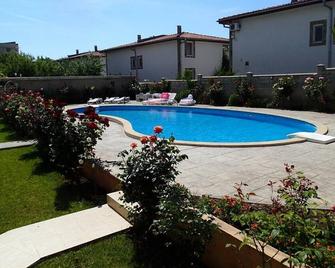 Nice And Comfortable Apartment In Complex Lotos - Kranevo - Basen