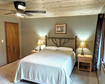 Riverfront - Kayaks - Game room - 15 min to Granite Peak Ski Resort - Merrill - Bedroom