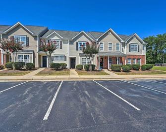Cozy Greensboro Townhome about 7 Mi to UNC Campus - Greensboro - Building