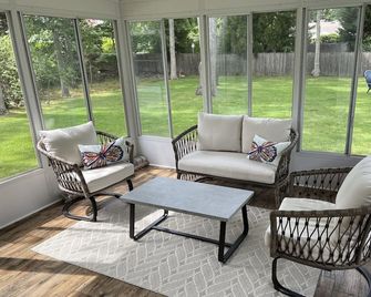 Totally Renovated Cottage on the North Fork 7 min. walk to the Beach - Cutchogue - Patio