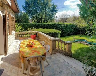 Villa with large garden in quiet location near Paris, Orly, forest and lakes - Draveil - Patio