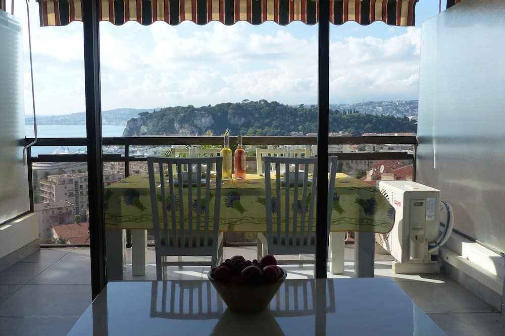 Air Conditioned Apartment with Panoramic Sea Views, Communal Pool & Free Parking - Nice - Varanda