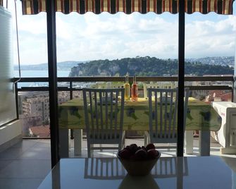Air Conditioned Apartment with Panoramic Sea Views, Communal Pool & Free Parking - Nice - Varanda