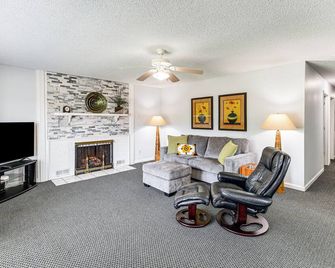 Retreat with Fenced Backyard in Kingsport! - Kingsport - Living room