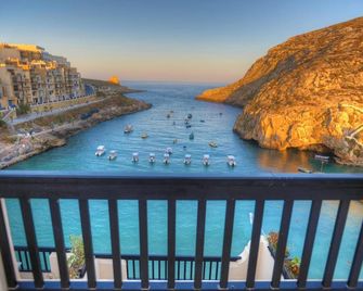 Saint Patrick's Hotel - Xlendi - Balcón